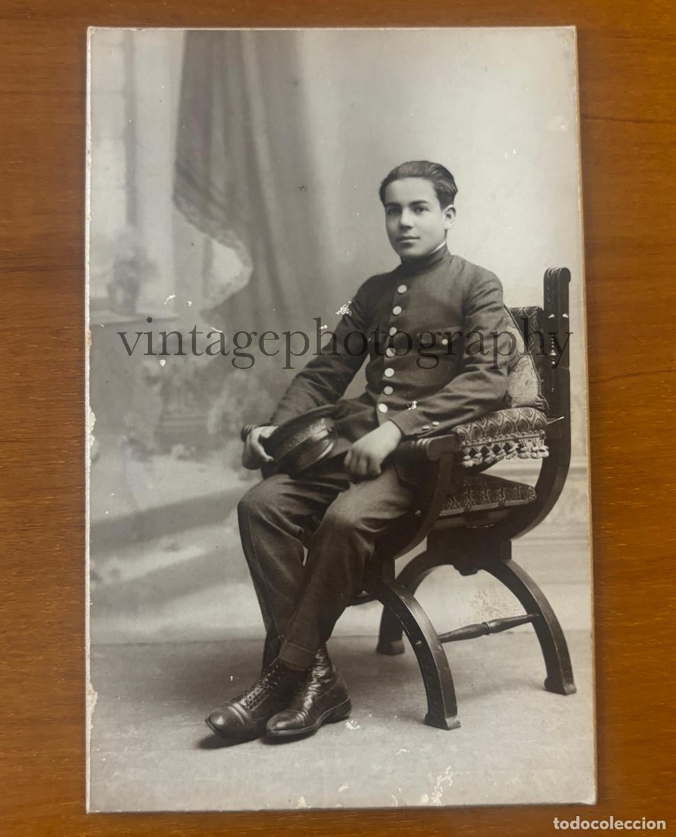 Fotograf&iacute;a antigua: Retrato del ayudante o botones del fot&oacute;grafo Raphael, Barcelona. 1920's.