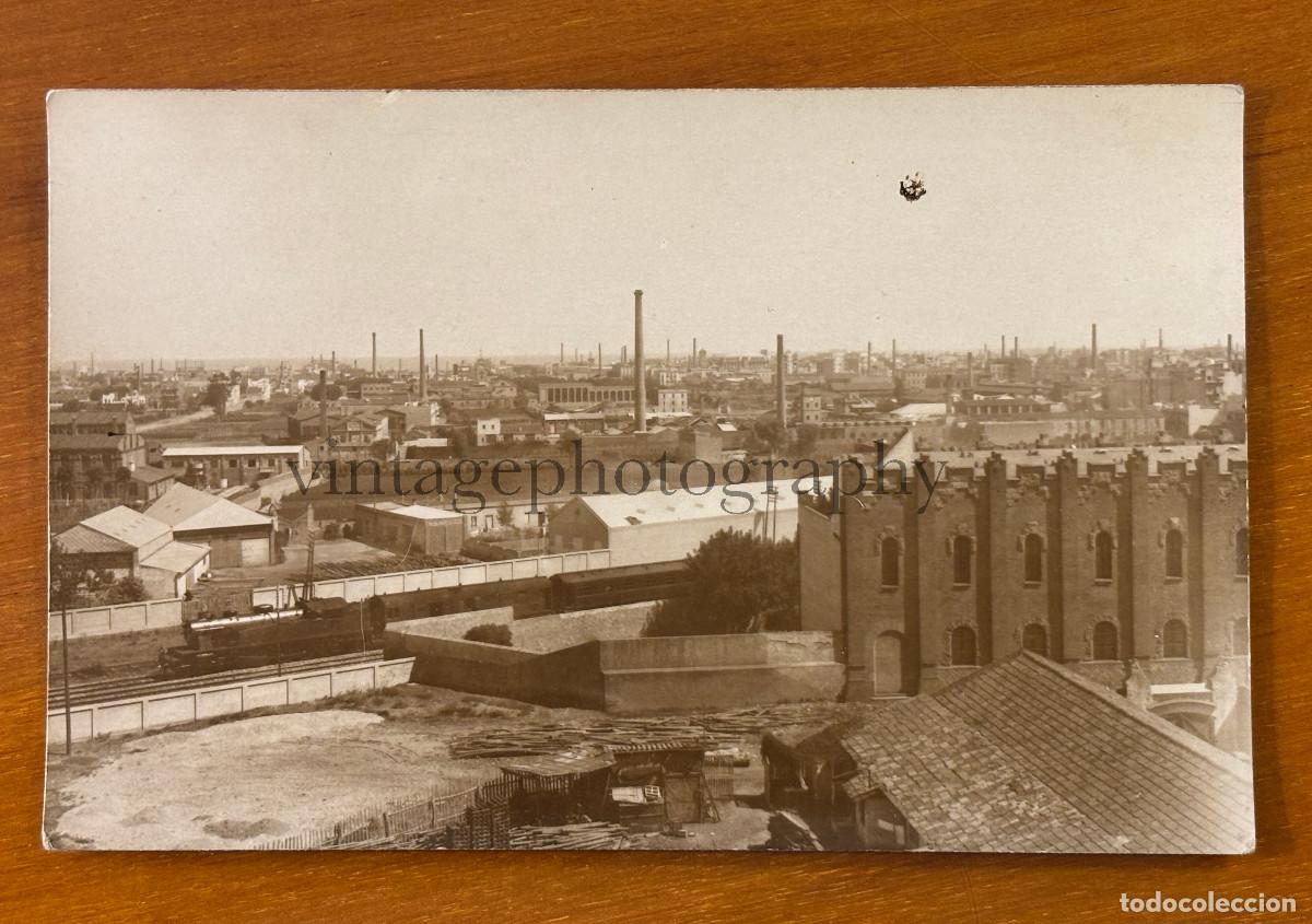 Fotograf&iacute;a antigua: Barcelona, Vista del Poblenou y vias del tren con locomotora , 1920's.