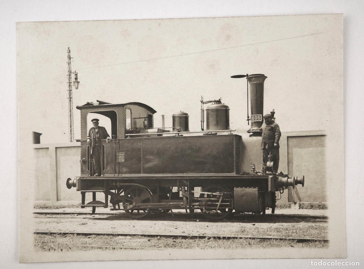 Fotograf&iacute;a antigua: Barcelona. Locomotora con maquinista, 1920's.