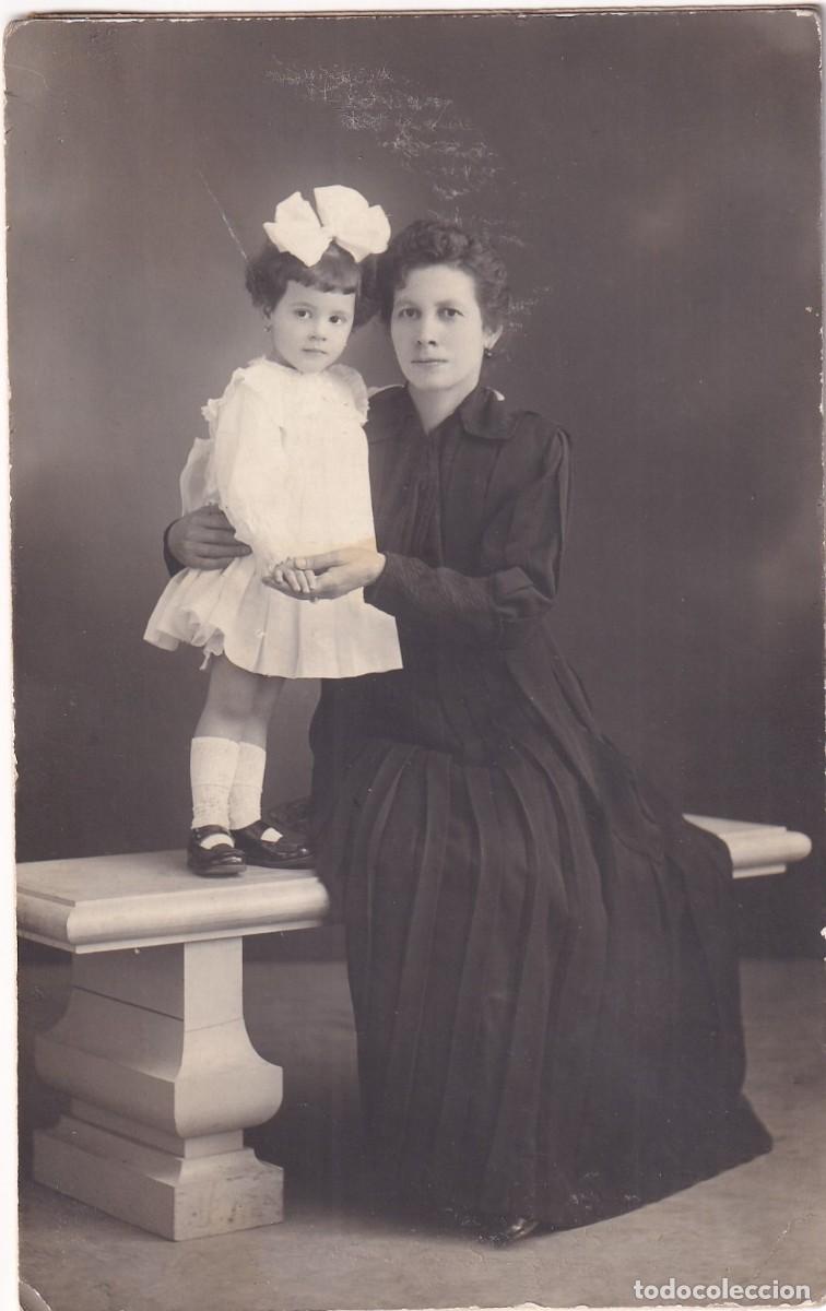 Alte Fotografie: Retrato formato tarjeta postal madre viuda ? e hija Grand Prix Roca fot&oacute;grafo Madrid.
