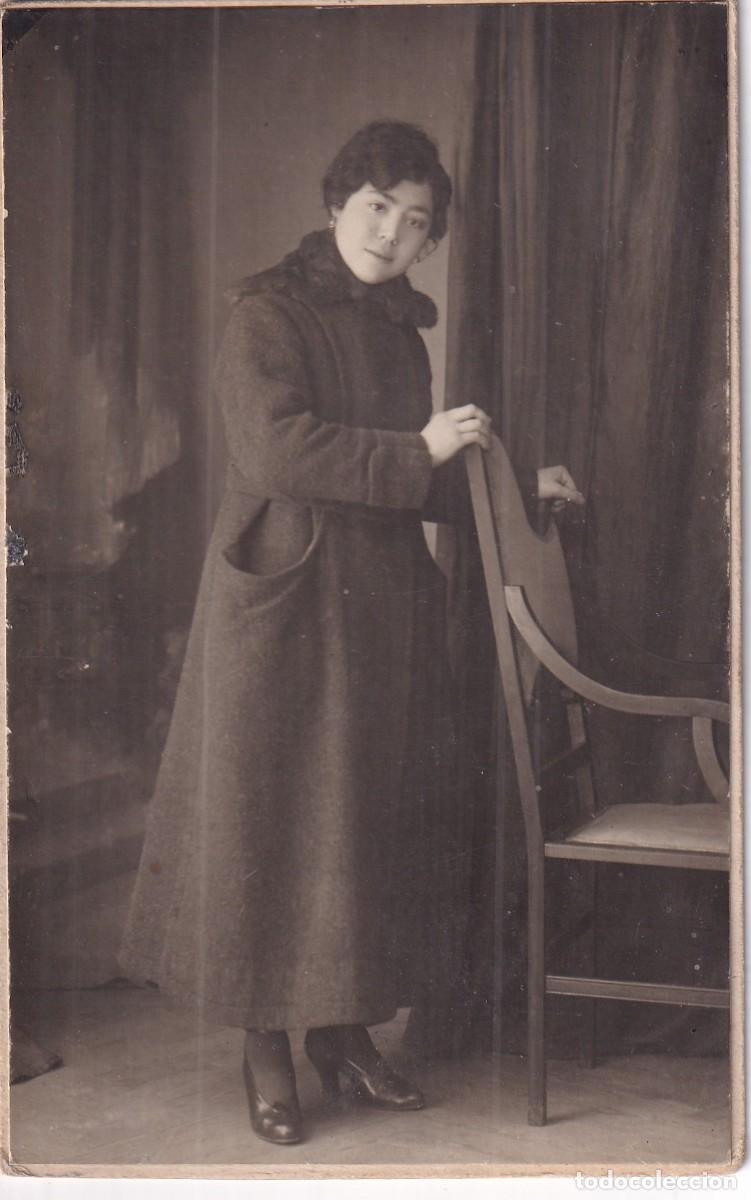 Fotografia antica: Retrato formato tarjeta postal mujer con silla. Diaz fot&oacute;grafo Madrid.