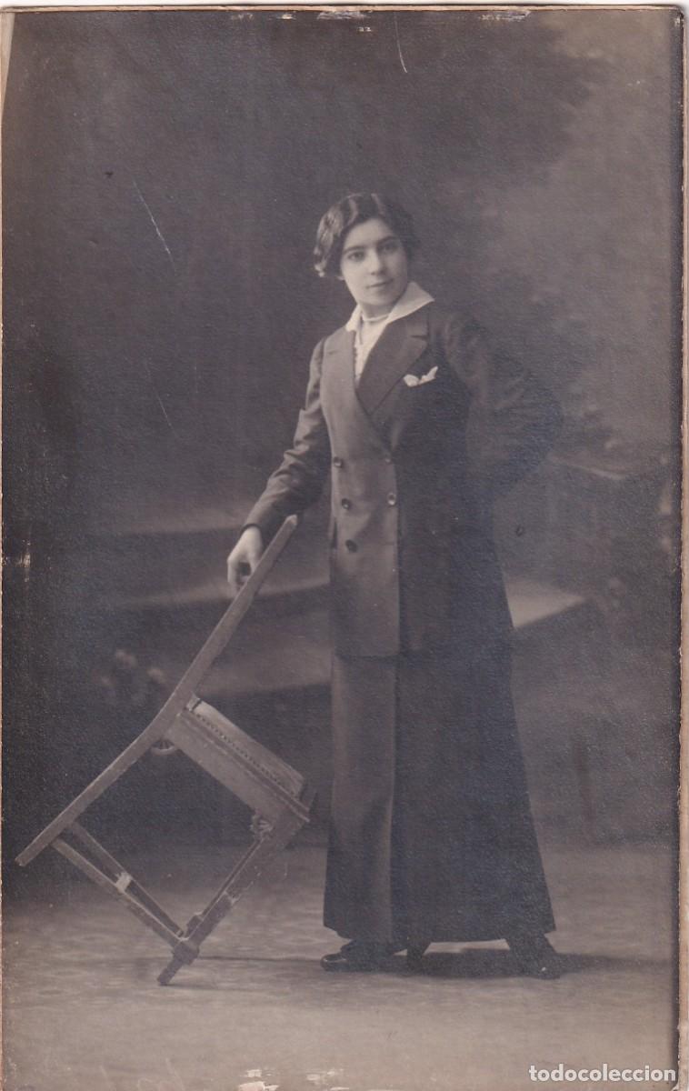 Fotografia antiga: Retrato formato tarjeta postal mujer con silla. Goya y nadie fot&oacute;grafo Madrid.