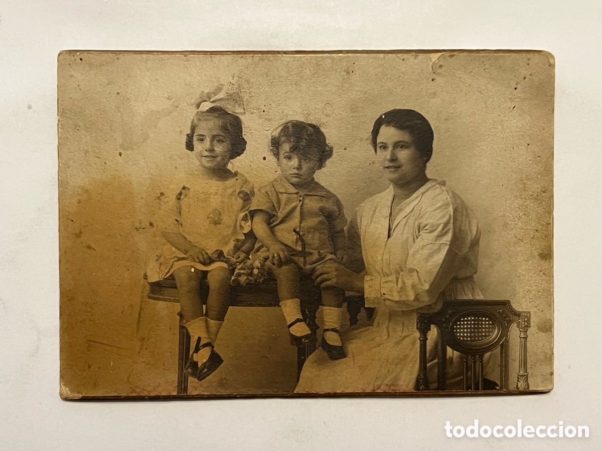 Alte Fotografie: VALENCIA. Casa Garc&iacute;a. Retrato familiar con mis ni&ntilde;as.. (h.1910?) Med&iacute;das: 8,5 x 12 cm