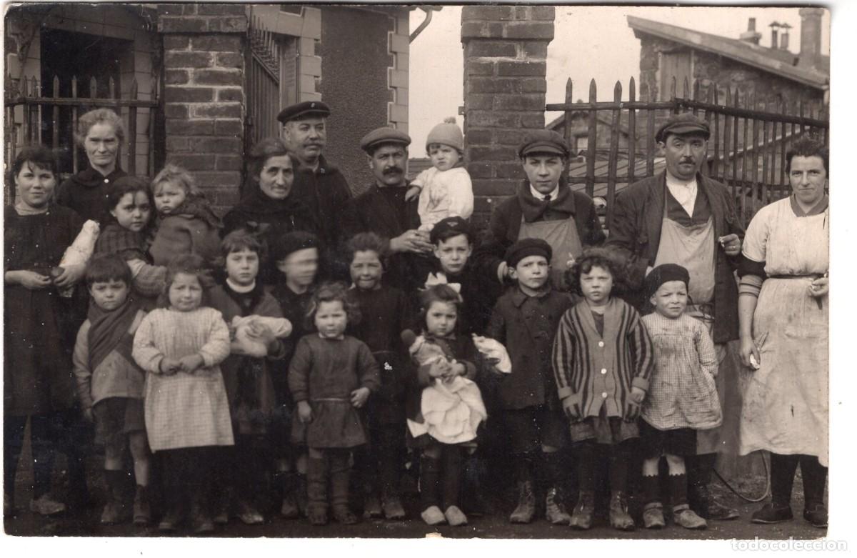 Fotograf&iacute;a antigua: CPA Foto familia de obreros ante su casa hacia 1930