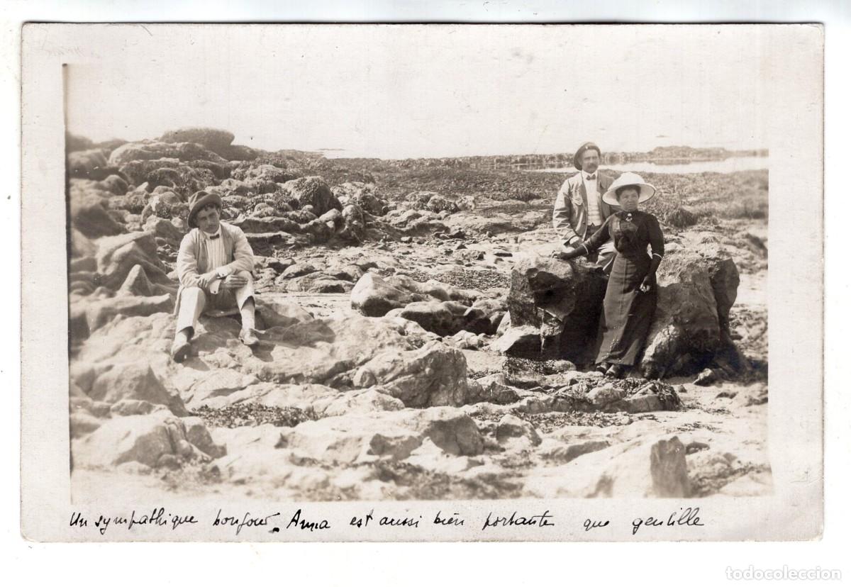 Fotograf&iacute;a antigua: CPA Foto mujer y dos hombres elegantes en rocas de playa hacia 1910 &raquo;