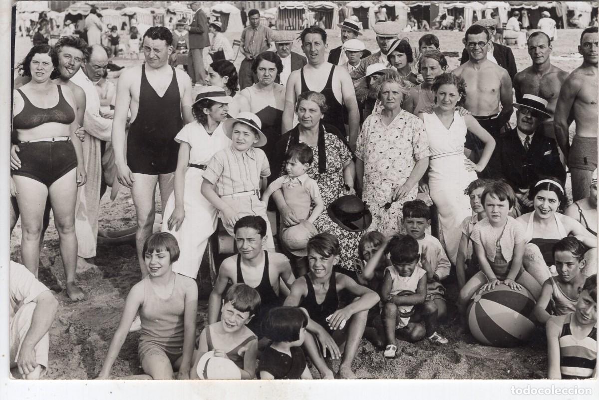 Fotograf&iacute;a antigua: CPA Photo hommes, femmes et enfants &agrave; la plage vers 1930