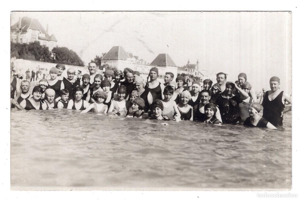 Fotograf&iacute;a antigua: CPA Foto hombres, mujeres y ni&ntilde;os en ba&ntilde;ador en el agua hacia 1930