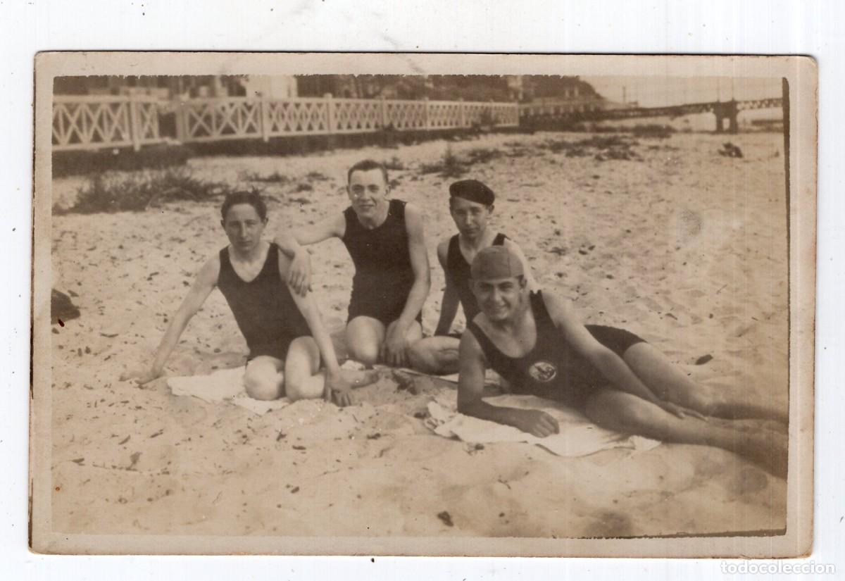 Fotograf&iacute;a antigua: CPA Foto cuatro chicos j&oacute;venes en ba&ntilde;ador en la playa hacia 1930