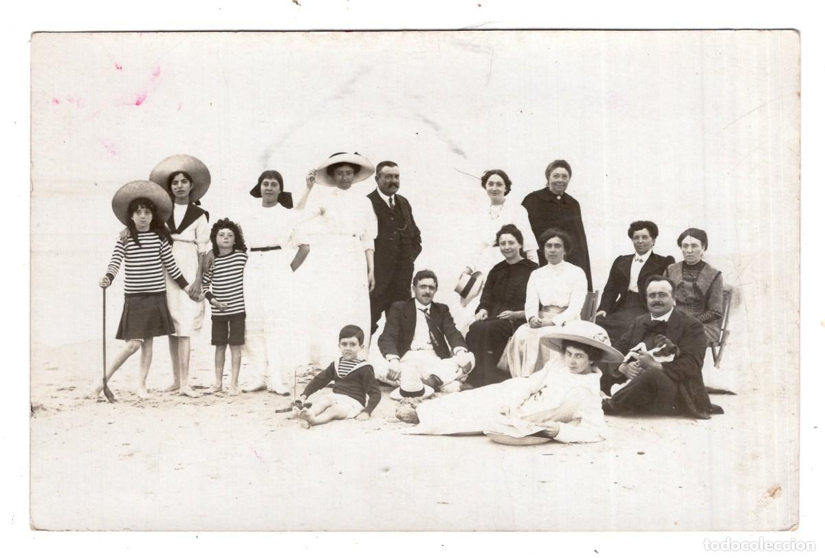 Fotograf&iacute;a antigua: CPA Foto familia elegante con hombre con perro Jack Russell en la playa hacia 1910
