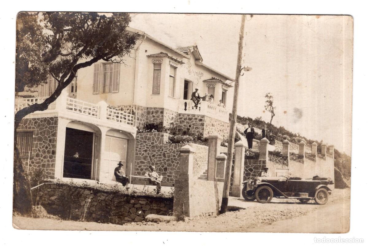 Fotograf&iacute;a antigua: CPA Foto familia ante su casa con coche Renault Torpedo 10 CV hacia 1925