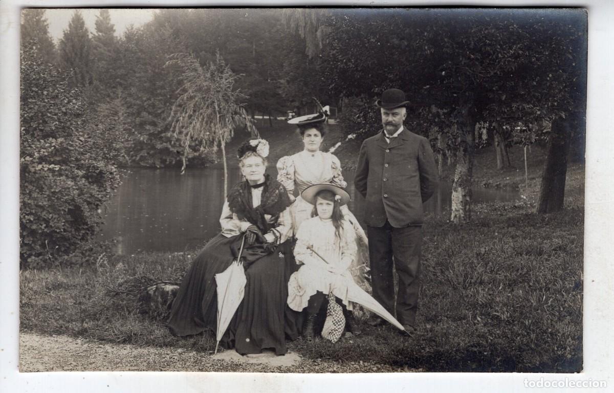 Fotograf&iacute;a antigua: CPA Foto familia elegante posando en jard&iacute;n p&uacute;blico hacia 1905