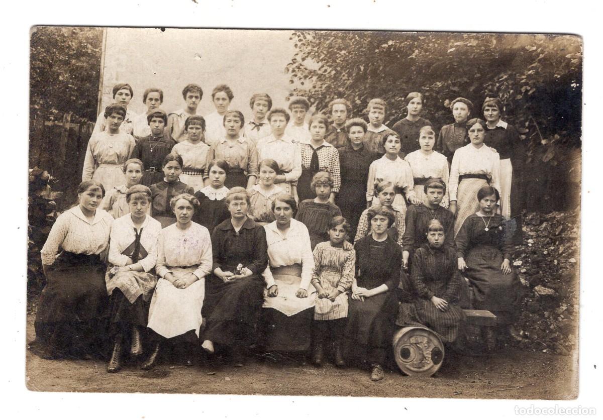 Fotograf&iacute;a antigua: CPA Foto clase de chicas elegantes con su maestra en un jard&iacute;n hacia 1910