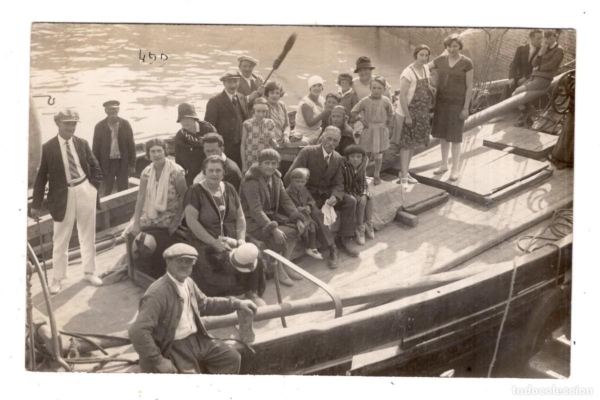 Fotograf&iacute;a antigua: CPA Foto mujeres elegantes, hombres y ni&ntilde;os en barco transbordador en un puerto hacia 1920