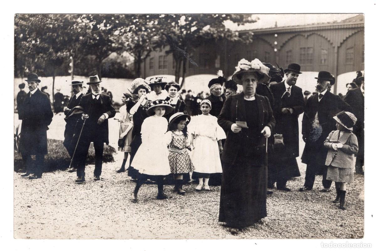 Fotograf&iacute;a antigua: CPA Foto mujeres elegantes con hombres y ni&ntilde;os en jard&iacute;n p&uacute;blico hacia 1910