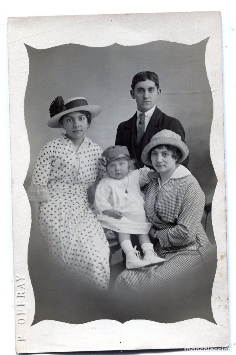 Fotograf&iacute;a antigua: CPA Photo femme &eacute;l&eacute;gante avec ses trois enfants posant dans un studio photo