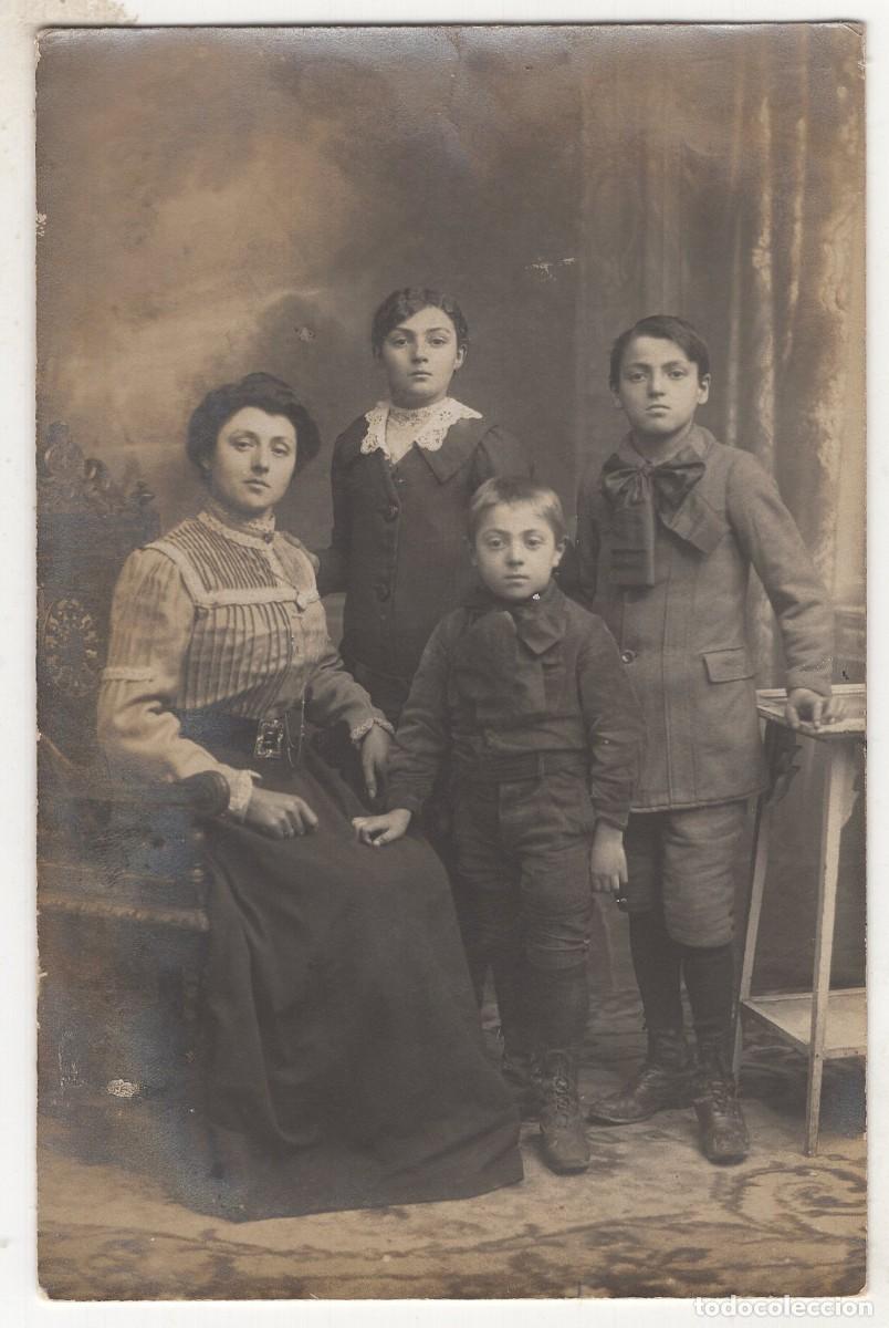 Fotograf&iacute;a antigua: CPA Foto mujer elegante con sus tres hijos peque&ntilde;os en estudio hacia 1910