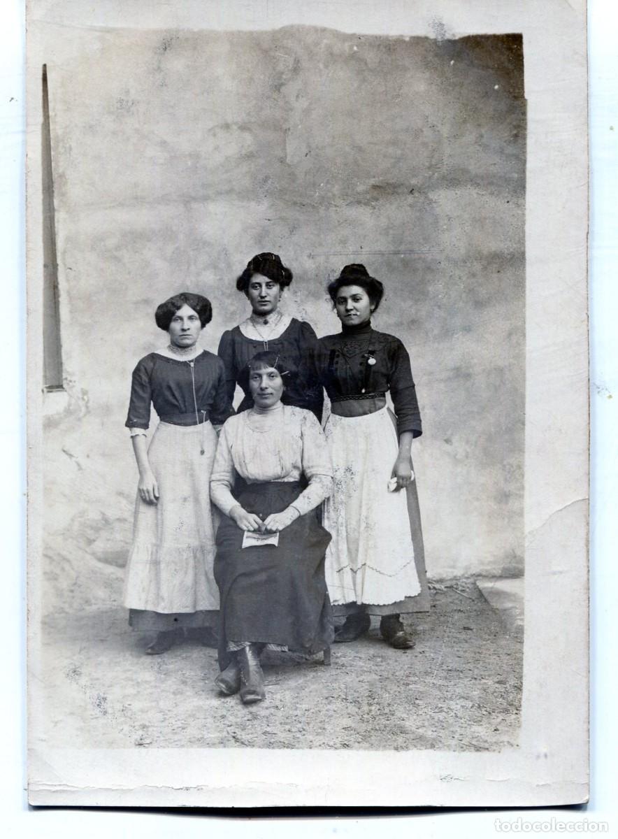 Fotograf&iacute;a antigua: CPA Foto mujer y sus tres hijas j&oacute;venes elegantes ante su casa hacia 1910