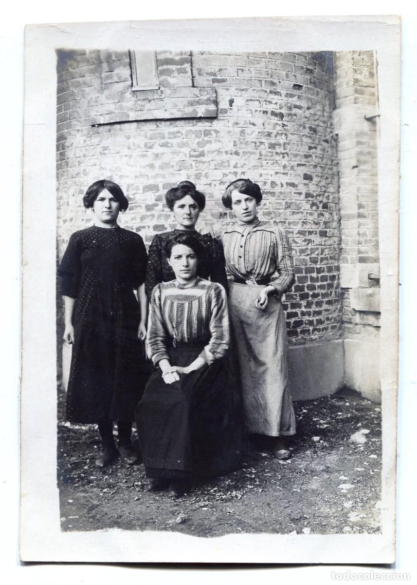Fotograf&iacute;a antigua: CPA Foto mujer y sus tres hijas j&oacute;venes elegantes ante su casa hacia 1910