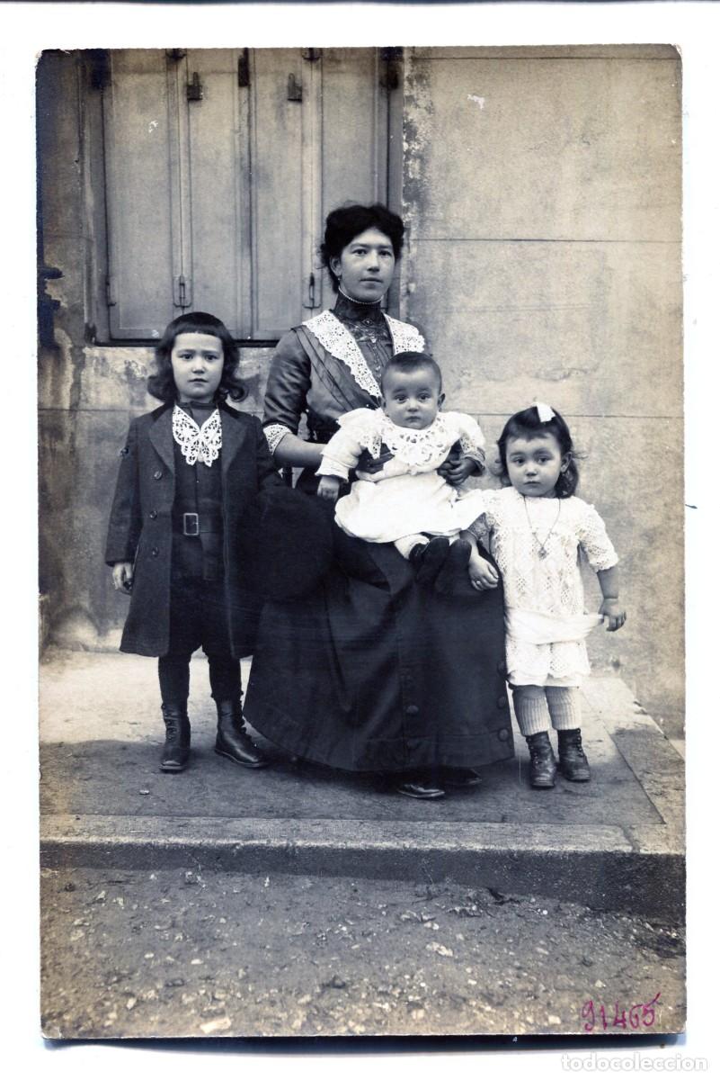 Fotograf&iacute;a antigua: CPA Foto mujer elegante con sus tres nietos ante su casa hacia 1910