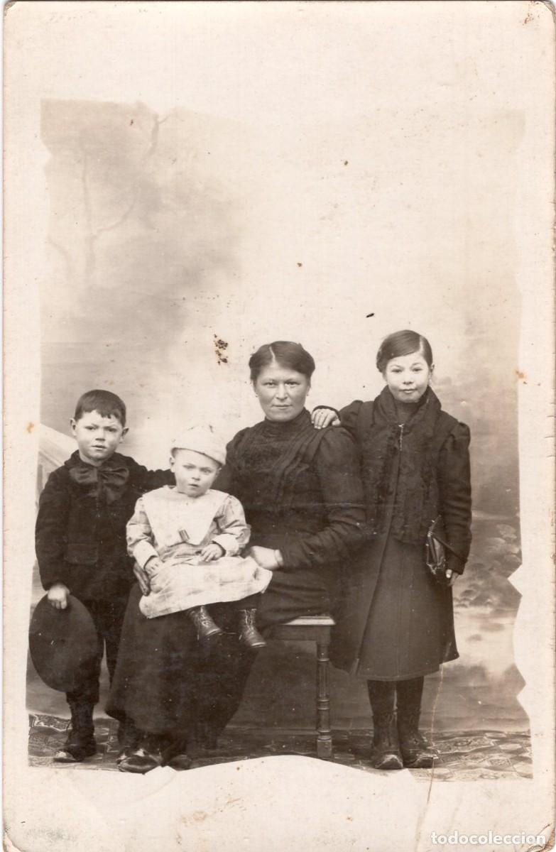 Fotograf&iacute;a antigua: CPA Foto mujer elegante con sus tres nietos posando en estudio