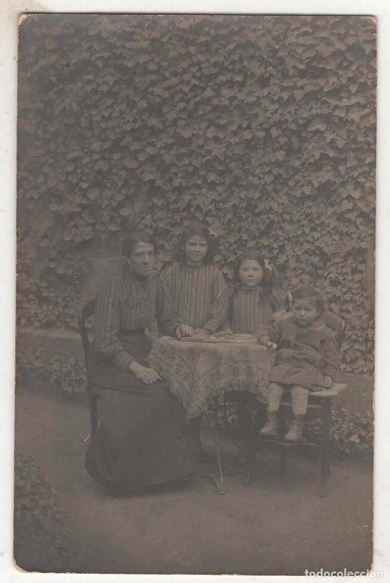 Fotograf&iacute;a antigua: CPA Foto mujer elegante con sus tres hijas peque&ntilde;as en el patio de su casa hacia 1920