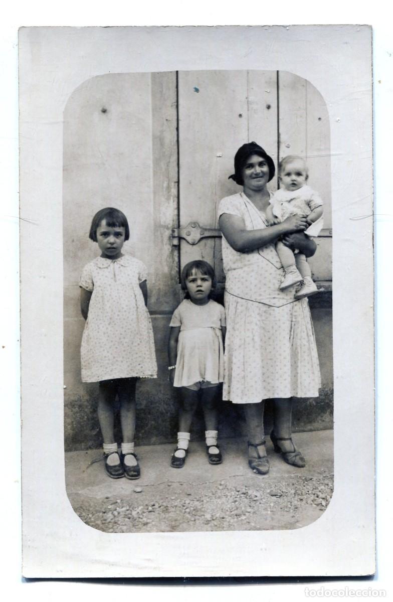 Fotograf&iacute;a antigua: CPA Foto mujer y sus tres hijas peque&ntilde;as elegantes ante su casa hacia 1920