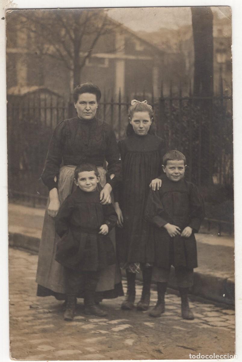 Fotograf&iacute;a antigua: CPA Foto mujer elegante, su hija joven y dos ni&ntilde;os peque&ntilde;os en una calle hacia 1915