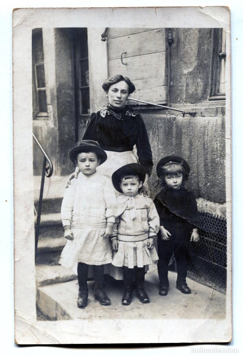 Fotograf&iacute;a antigua: CPA Foto mujer elegante con sus tres hijas peque&ntilde;as ante su casa hacia 1910