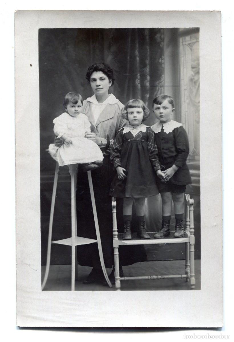 Fotograf&iacute;a antigua: CPA Foto mujer elegante, dos ni&ntilde;as y un ni&ntilde;o en estudio el 21 de octubre de 1916