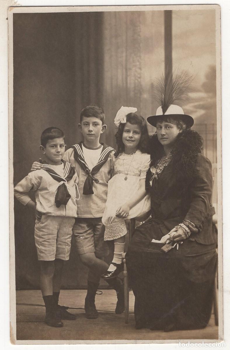 Fotograf&iacute;a antigua: CPA Foto mujer elegante con tres ni&ntilde;os peque&ntilde;os en estudio hacia 1915