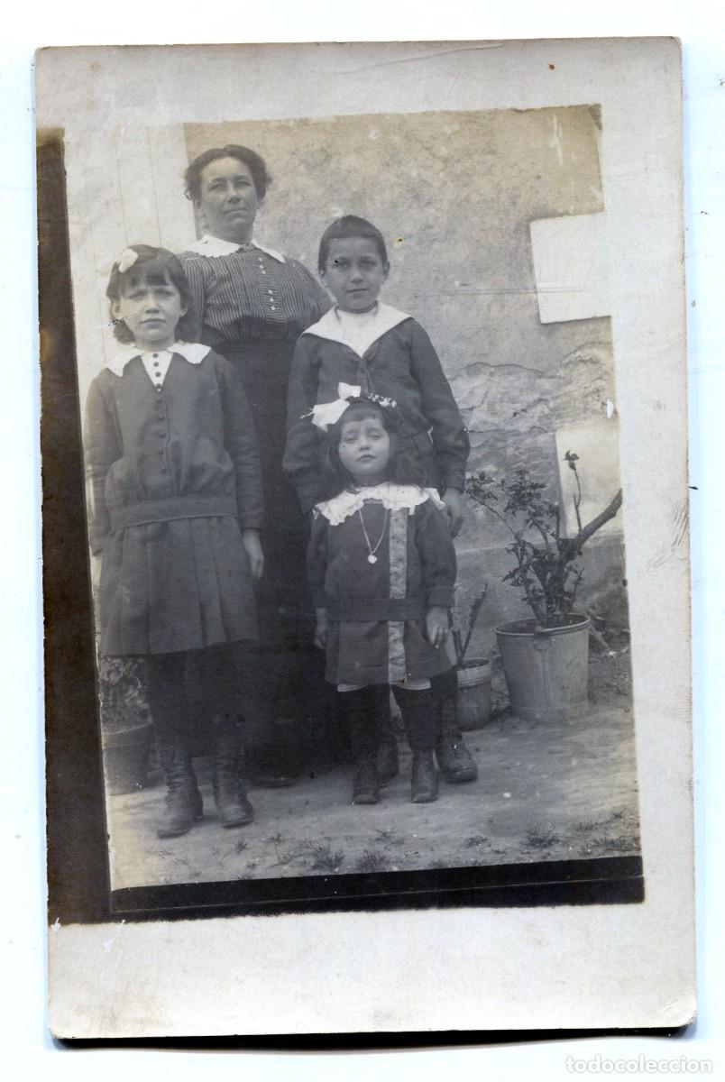 Fotograf&iacute;a antigua: CPA Foto mujer elegante con sus tres hijos peque&ntilde;os en el patio de su casa hacia 1910