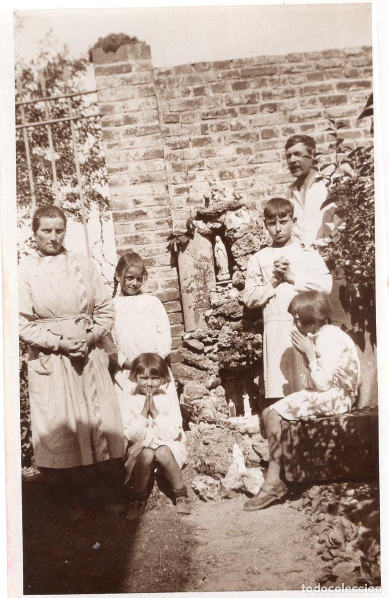 Fotograf&iacute;a antigua: CPA Foto familia junto a estatuilla de la Virgen Mar&iacute;a en su jard&iacute;n