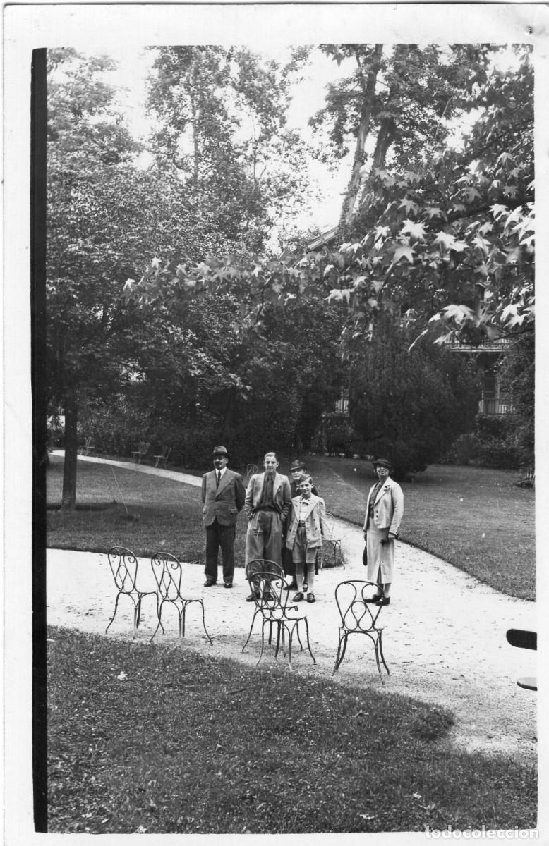 Fotograf&iacute;a antigua: CPA Foto familia paseando en un parque p&uacute;blico