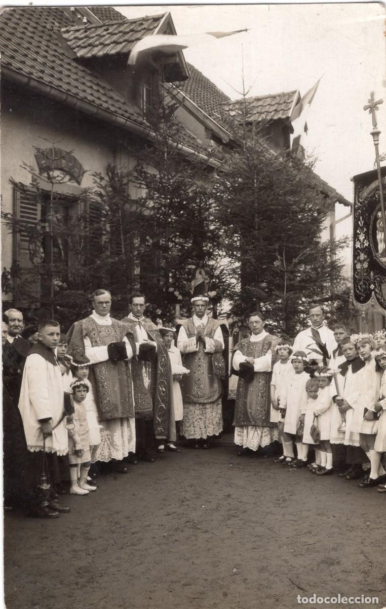 Fotograf&iacute;a antigua: CPA Foto ordenaci&oacute;n de dos curas con monaguillos y ni&ntilde;as en un pueblo