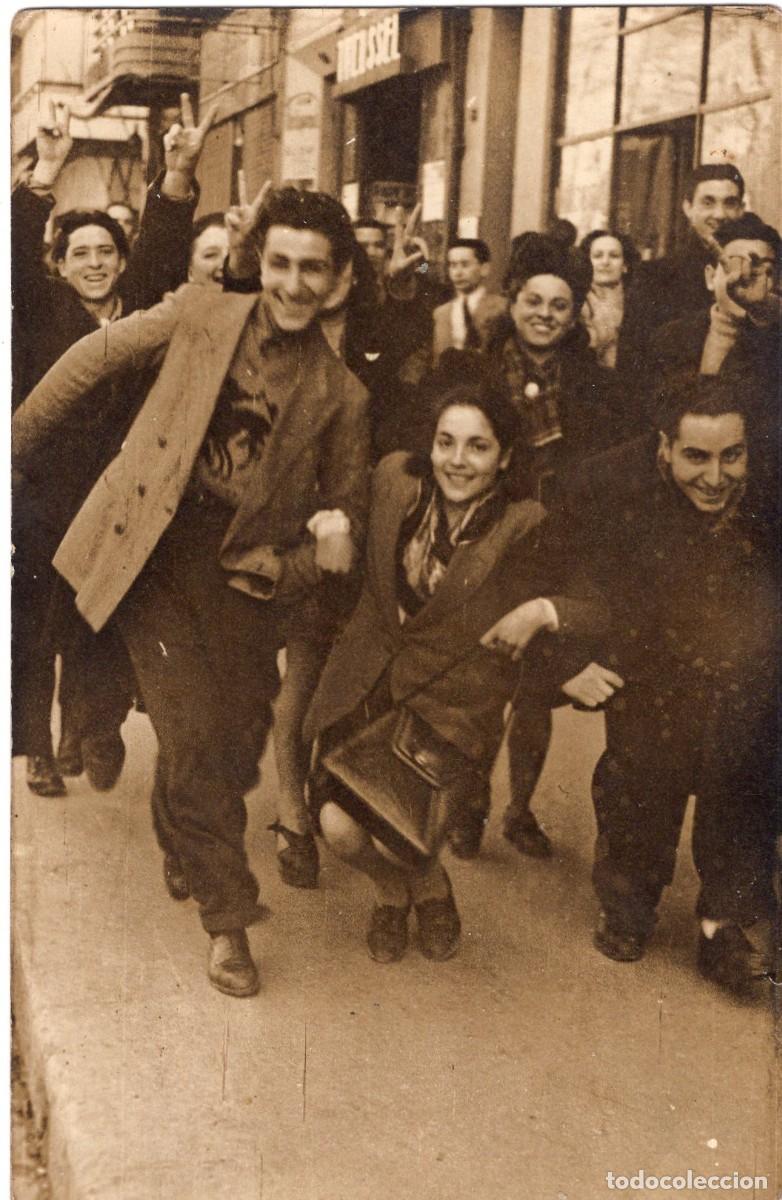 Fotograf&iacute;a antigua: CPA Foto j&oacute;venes alborotando en la calle de una ciudad en 1946