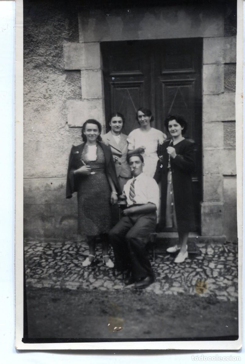 Fotograf&iacute;a antigua: CPA Foto cuatro mujeres elegantes con hombre sentado ante la puerta de su casa