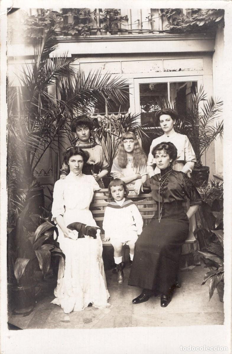 Fotograf&iacute;a antigua: CPA Foto cuatro mujeres elegantes con una joven y un chico en su jard&iacute;n hacia 1905