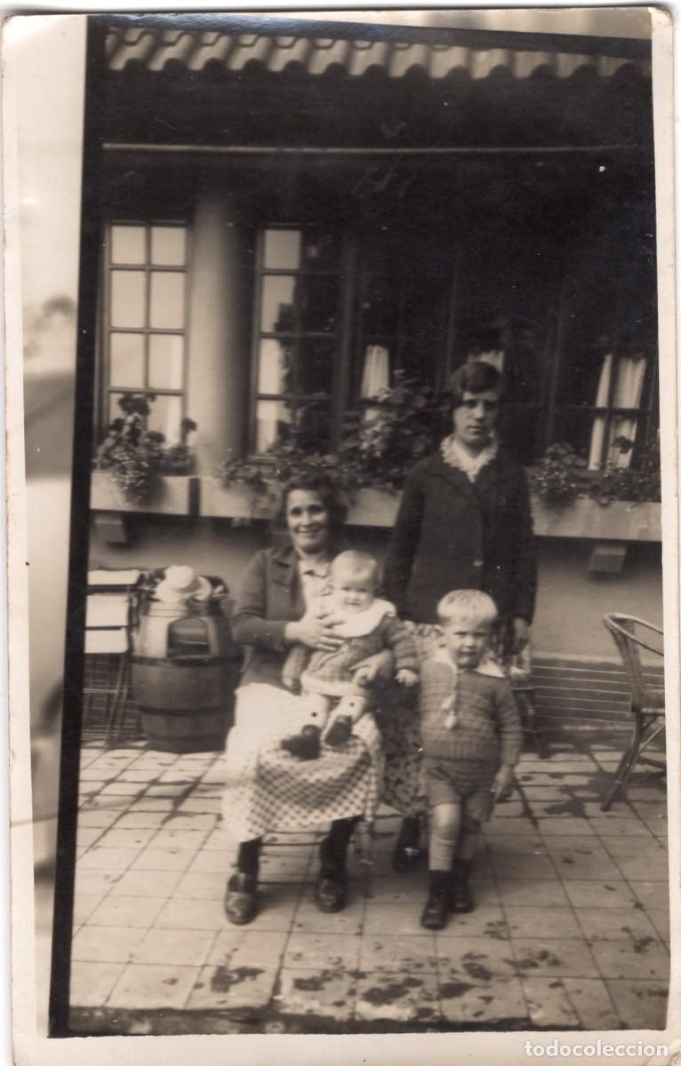 Fotograf&iacute;a antigua: CPA Foto dos mujeres y dos ni&ntilde;os en el patio de su casa