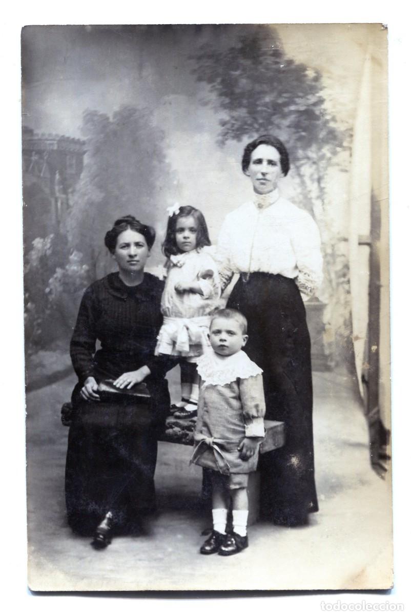 Fotograf&iacute;a antigua: CPA Foto estudio familiar dos mujeres elegantes con ni&ntilde;a y ni&ntilde;o bien vestidos