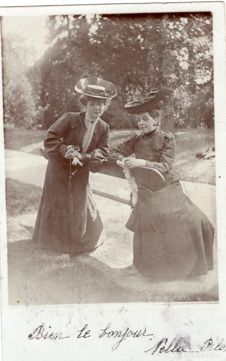 Fotograf&iacute;a antigua: CPA Foto paseo de mujeres en Chablis 1905 elegancia y sombreros de plumas