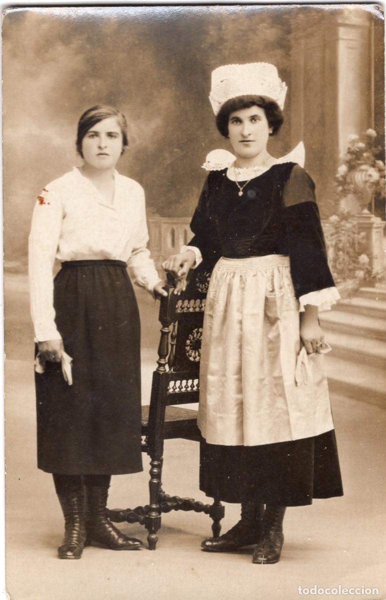 Fotograf&iacute;a antigua: CPA Foto dos mujeres, una con traje bret&oacute;n de Cornualles, en estudio hacia 1920