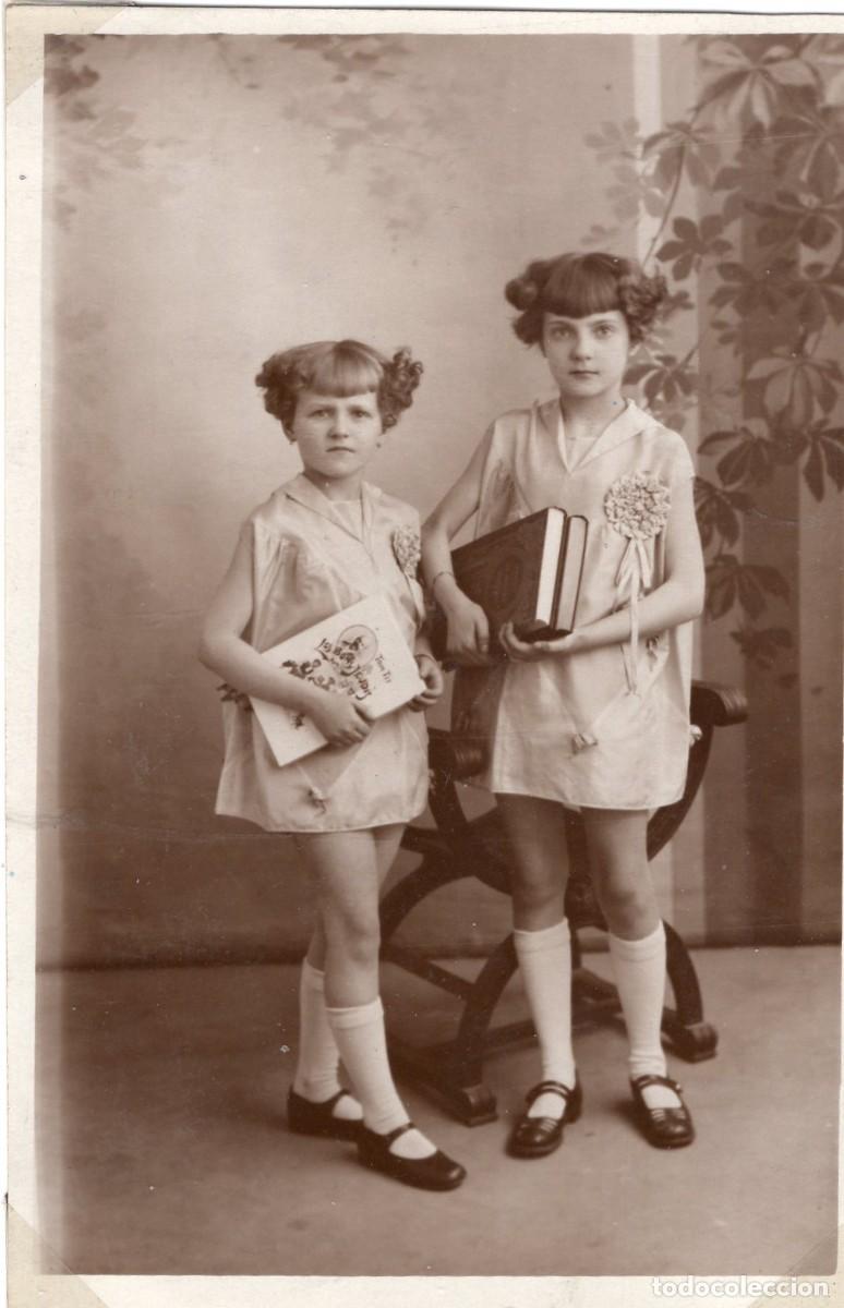 Fotograf&iacute;a antigua: PA Foto dos chicas elegantes con libros en estudio el 29 de julio de 1928