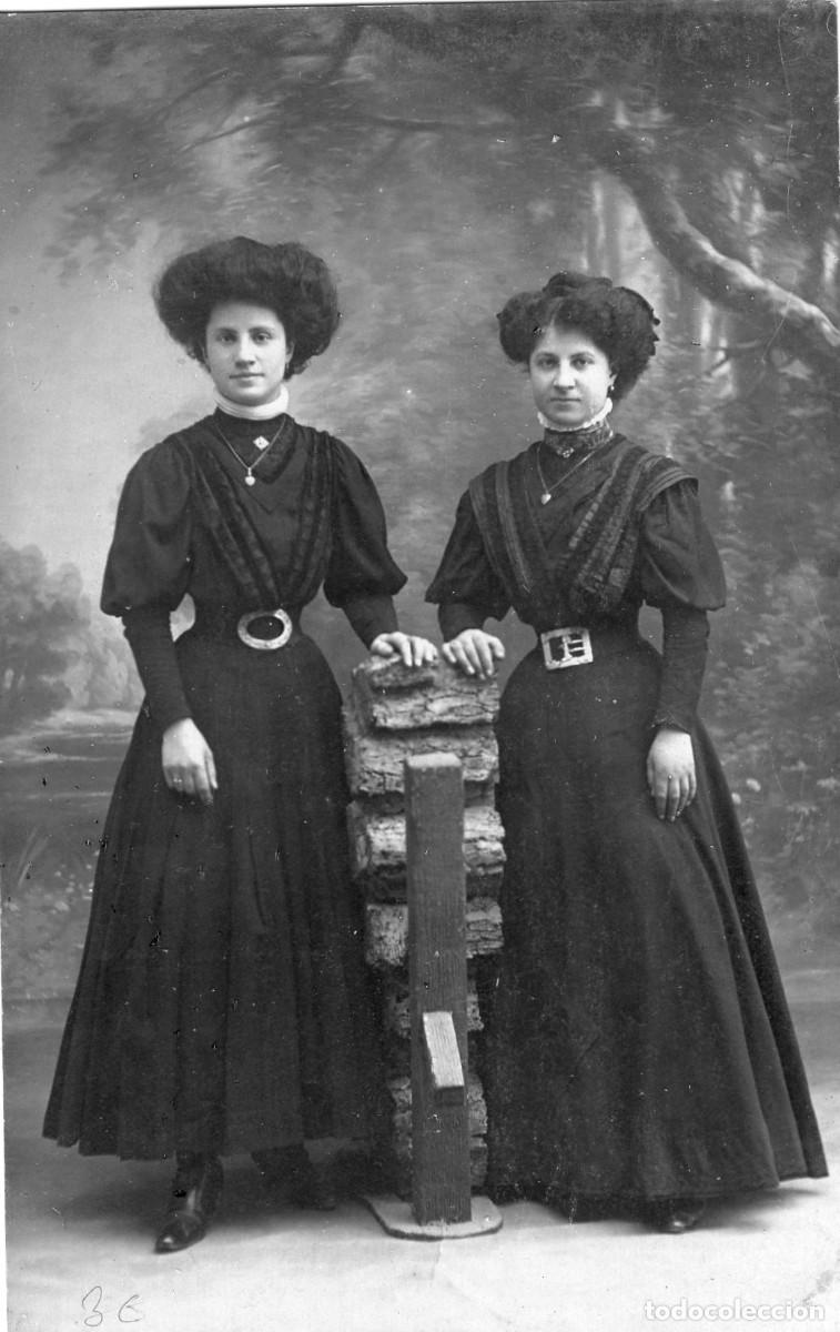Fotograf&iacute;a antigua: CPA Foto dos mujeres elegantes en estudio A. Charrcuin Tours hacia 1905