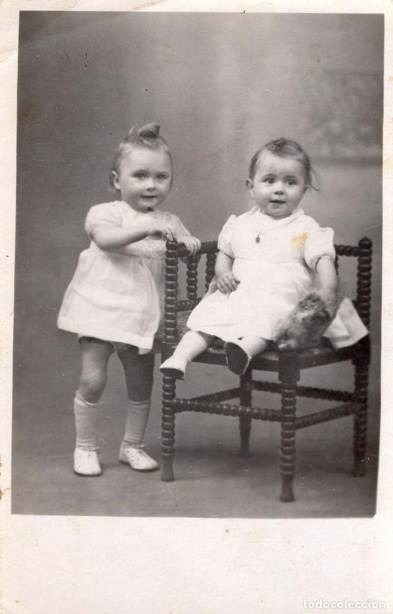 Fotograf&iacute;a antigua: CPA Foto dos ni&ntilde;as elegantes posando en estudio fotogr&aacute;fico