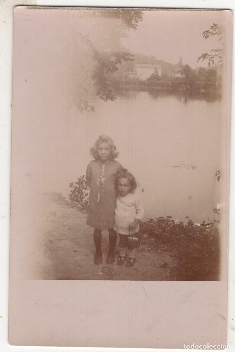 Fotograf&iacute;a antigua: CPA Foto dos ni&ntilde;as elegantes junto a un lago en el campo hacia 1910