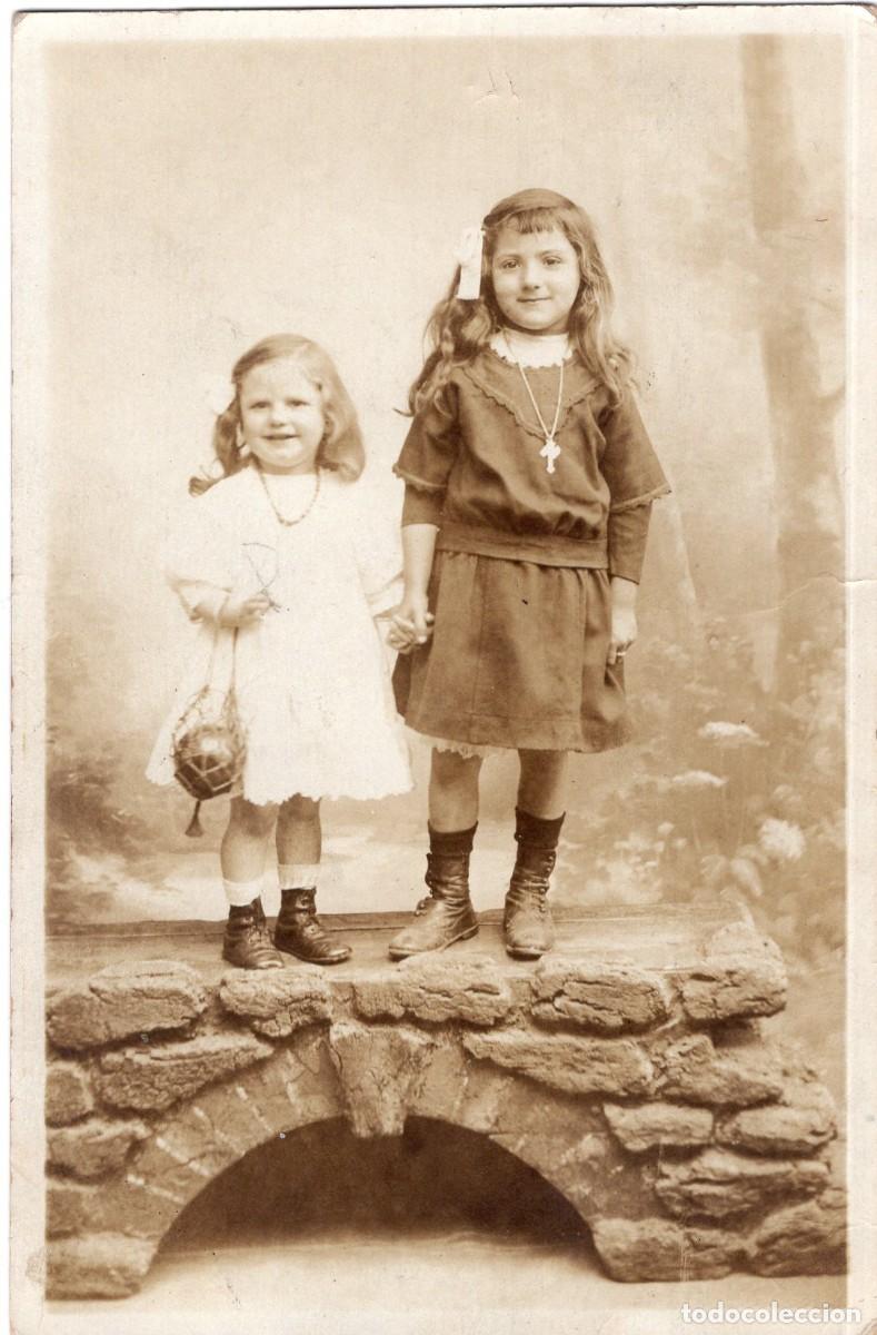 Fotograf&iacute;a antigua: CPA Foto dos ni&ntilde;as elegantes posando en estudio fotogr&aacute;fico
