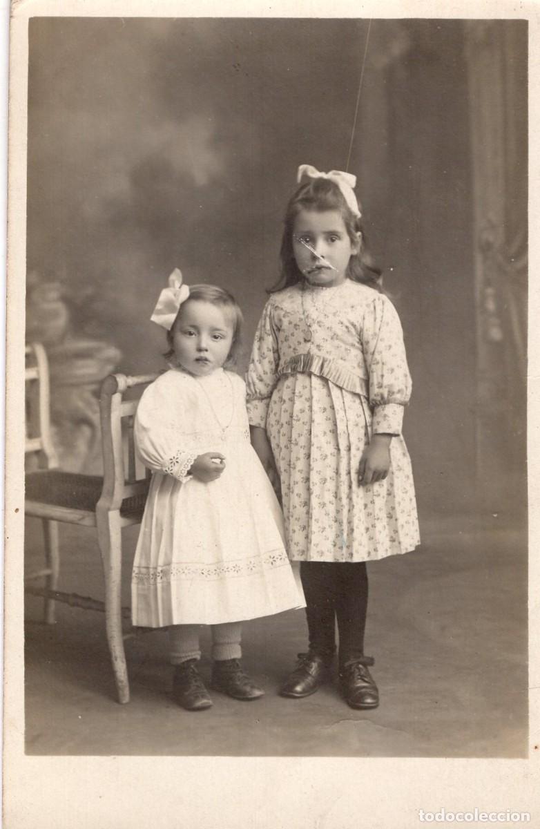 Fotograf&iacute;a antigua: CPA Foto dos ni&ntilde;as elegantes posando en estudio fotogr&aacute;fico