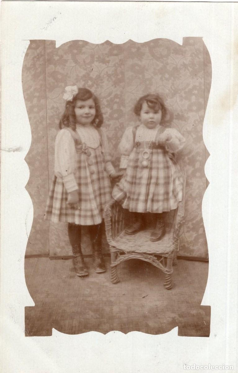 Fotograf&iacute;a antigua: CPA Foto dos ni&ntilde;as elegantes posando en estudio fotogr&aacute;fico