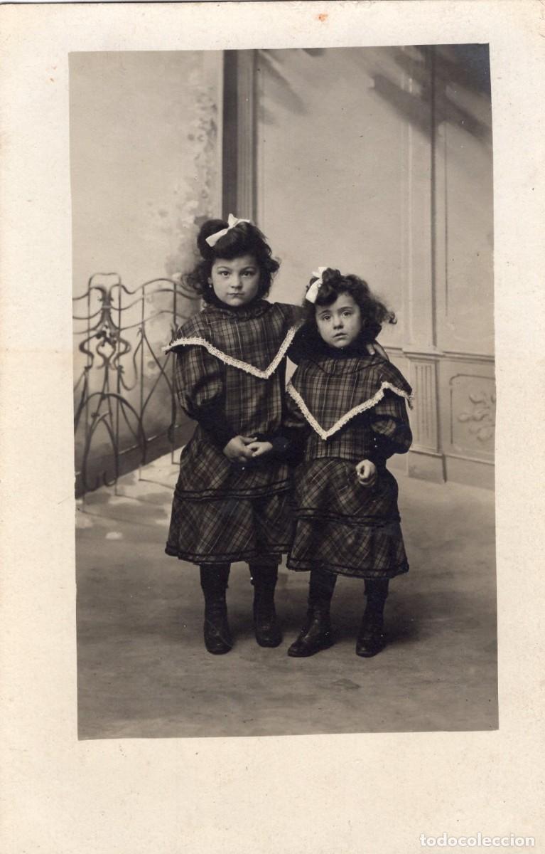 Fotograf&iacute;a antigua: CPA Foto dos ni&ntilde;as elegantes posando en estudio fotogr&aacute;fico