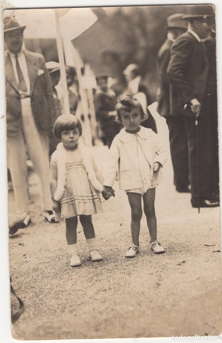 Fotograf&iacute;a antigua: CPA Foto dos ni&ntilde;as de la mano en una calle animada hacia 1930